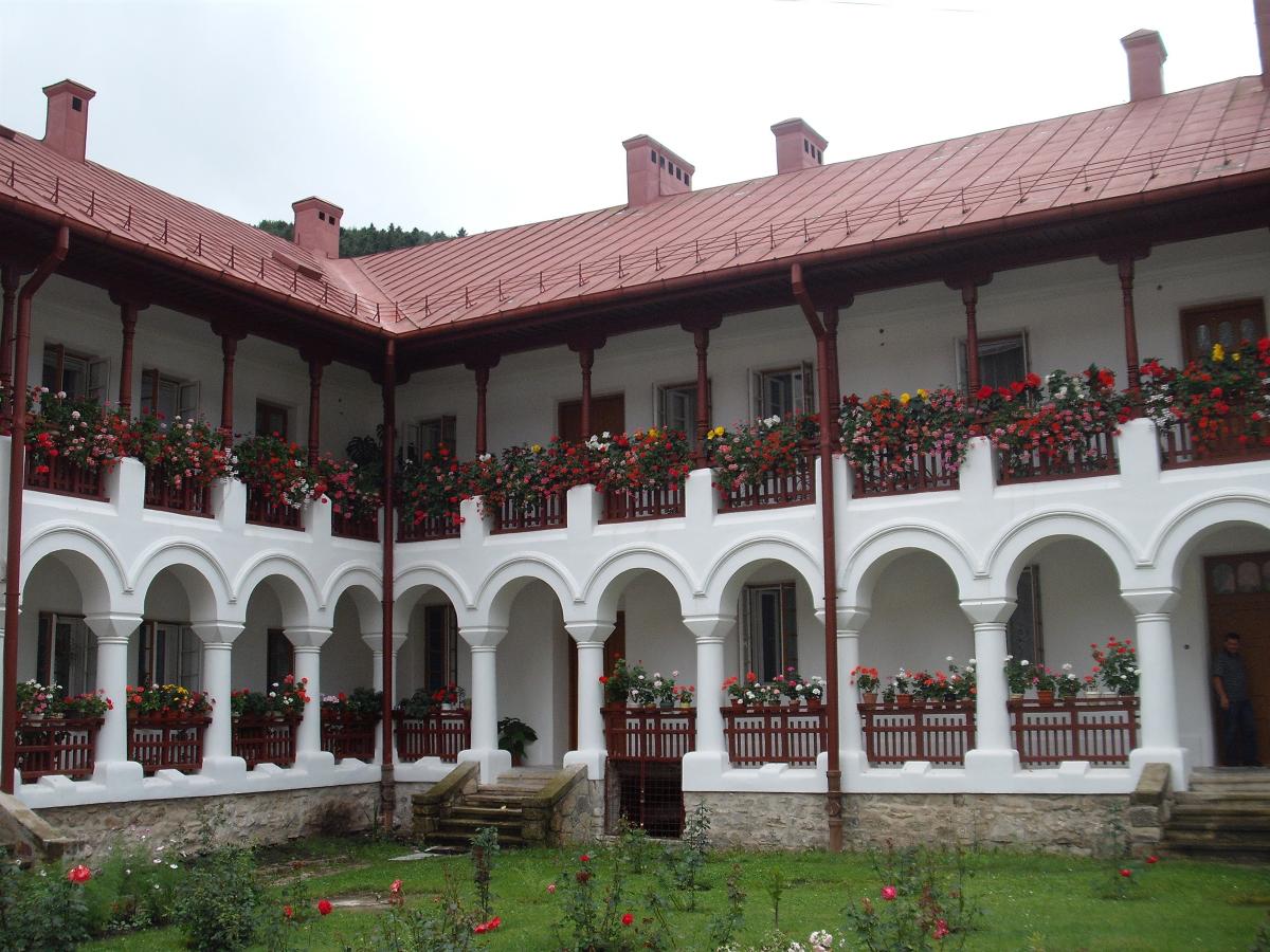 Pelrinaj la Mănăstirea Agapia - Neamț .