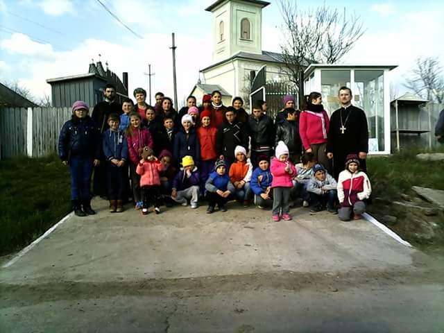 Grup de copii după ce au participat la cursuri de încondeiat ouă - aprilie 2015 .