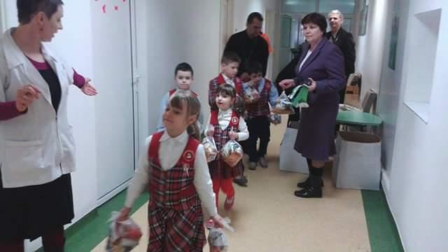Elevii sosesc la spital pentru a împărți daruri copiilor spitalizați.