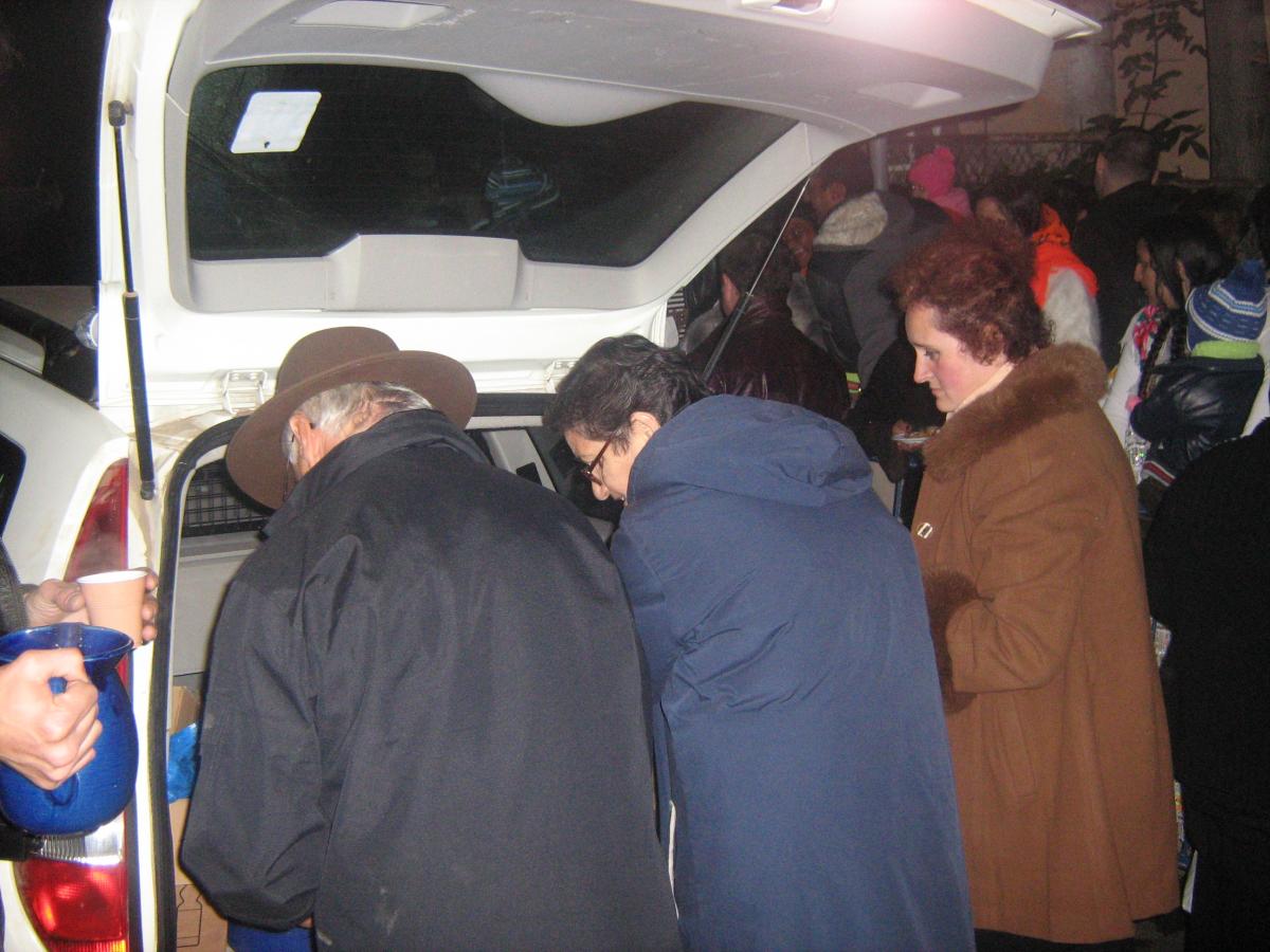 Împărțirea de sarmale și ceai cald pelerinilor veniți în Iași de Sf.Cuv.Parascheva