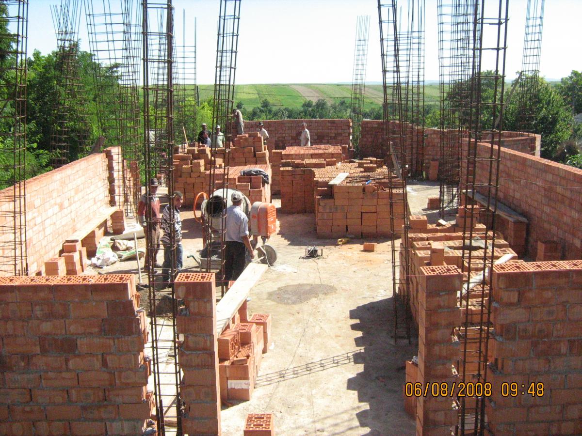 Etapă din construcția noului locaș de cult .