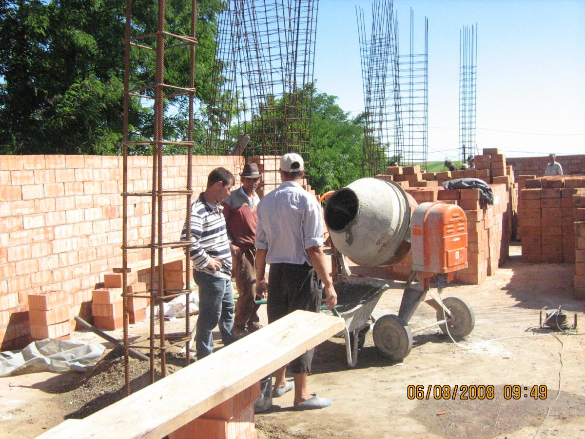 Etapă din construcția noului locaș de cult .