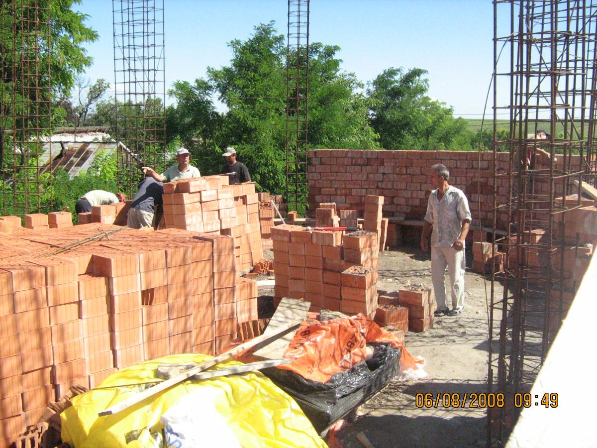 Etapă din construcția noului locaș de cult .