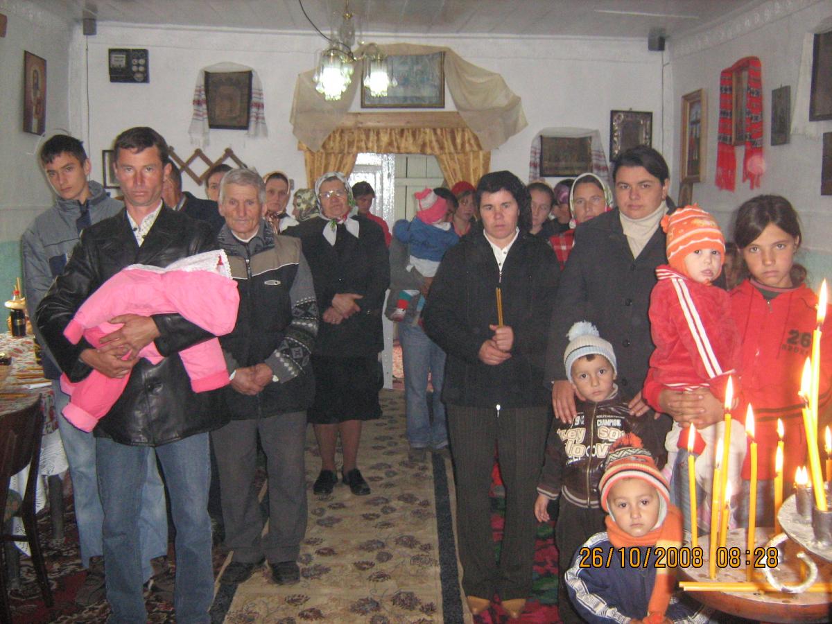 Enoriași prezenți la slujbă .