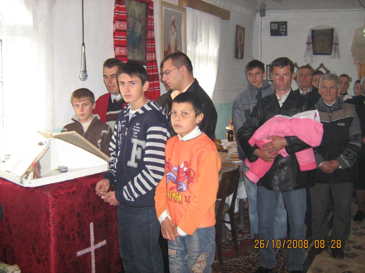 Enoriași prezenți la slujbă .