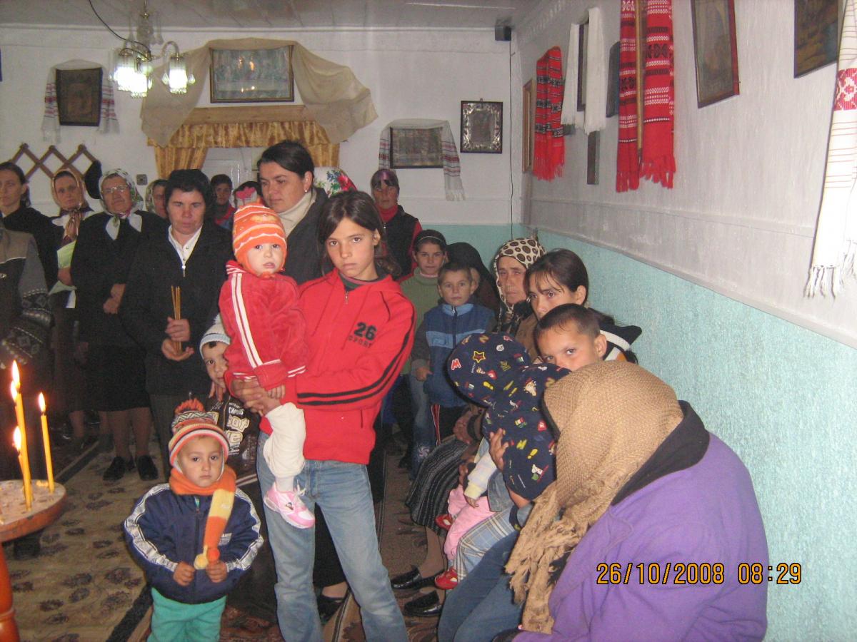 Enoriași prezenți la slujbă .