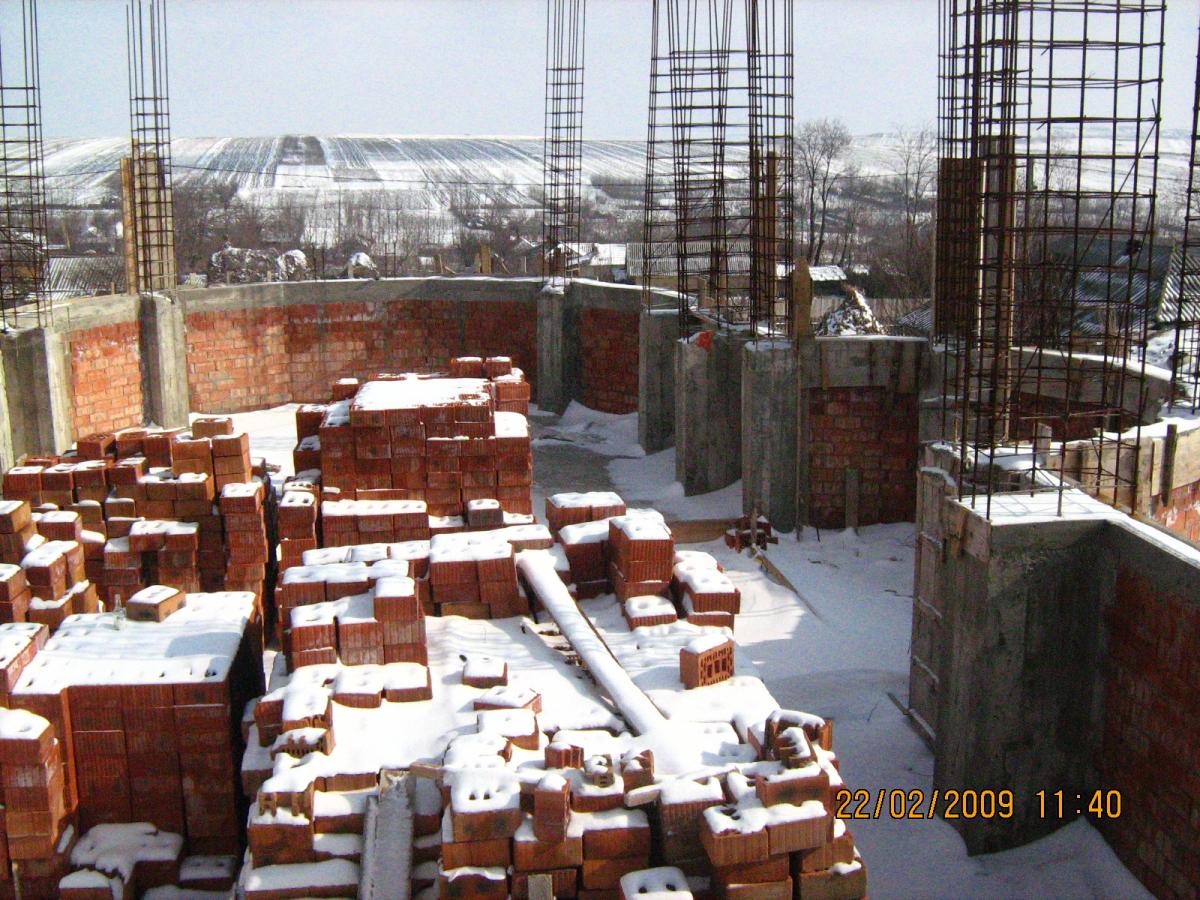 Etapă din construcția noului locaș de cult .
