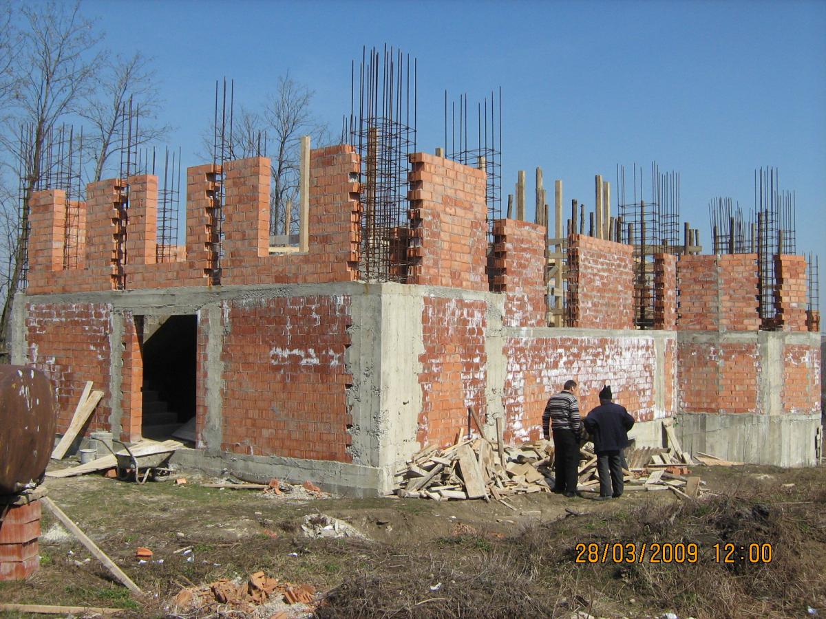Etapă din construcția noului locaș de cult .