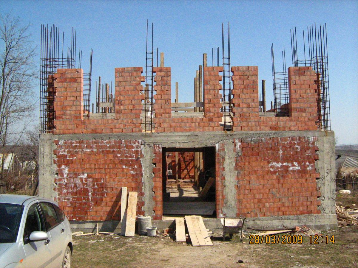 Etapă din construcția noului locaș de cult .
