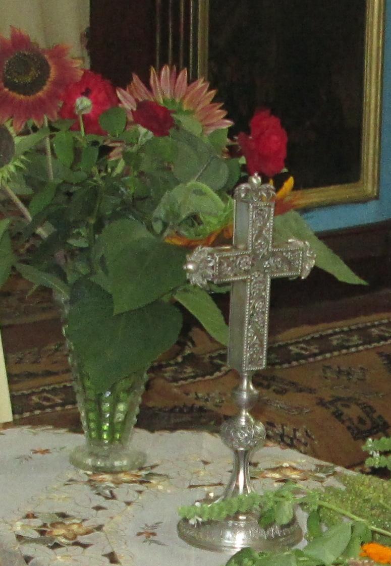 Sfânta Cruce ce conține o fărâmă din lemnul Sf.Cruci pe care a fost răstignit Iisus Hristos și părticele din trupurile a 15 Sfinți Mucenici și Apostoli .