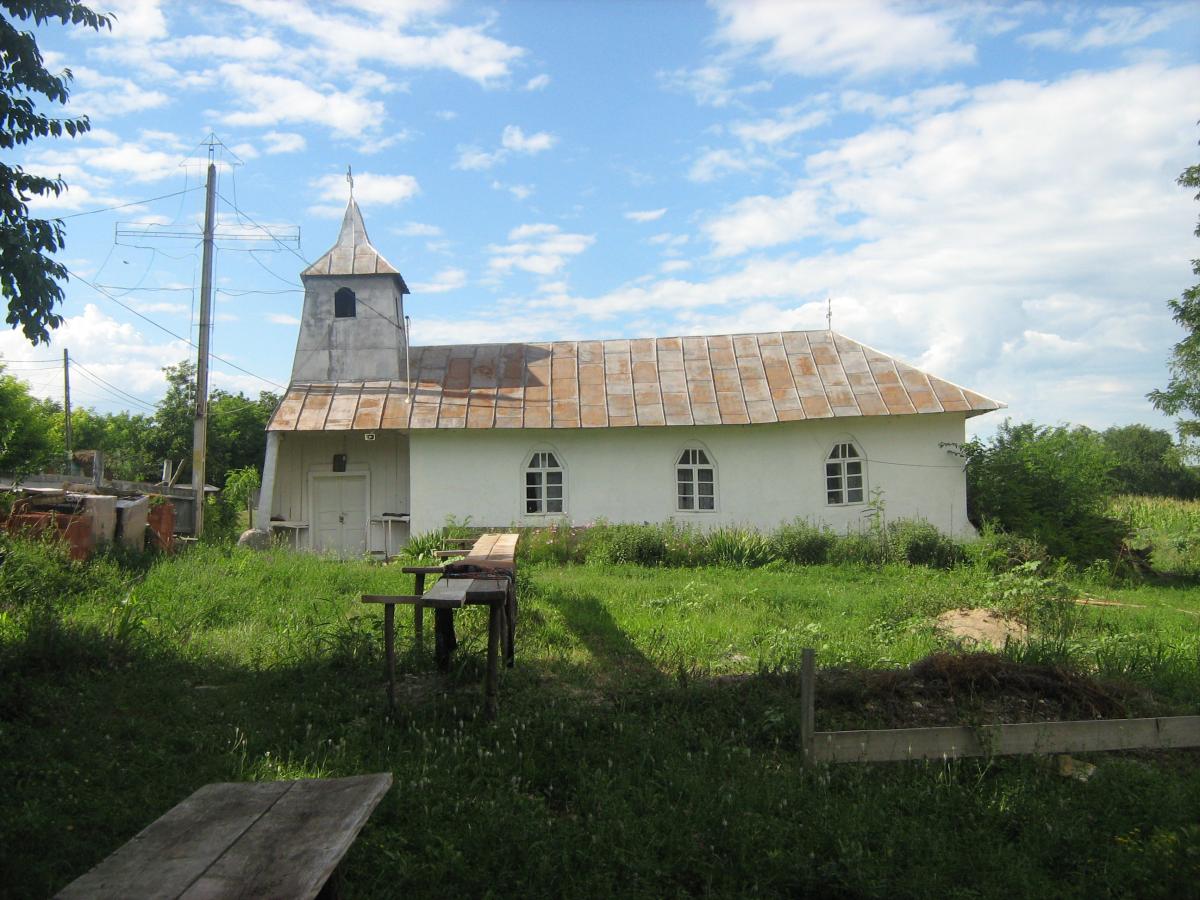 Bisericuța veche în care s-a slujit în Parohia Satu-Nou .